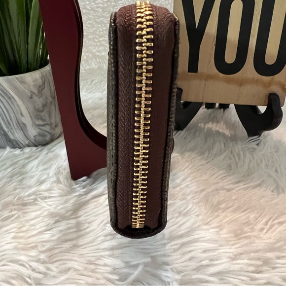 Michael Kors Signature Continental Wallet/Wristlet - LIKE NEW! - Picture 5 of 13